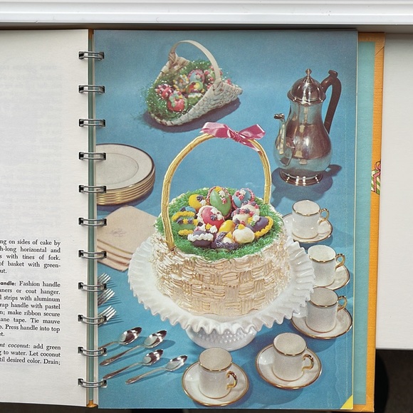 Betty Crocker’s Party Cookbook- First Edition, First Printing - Picture 5 of 7
